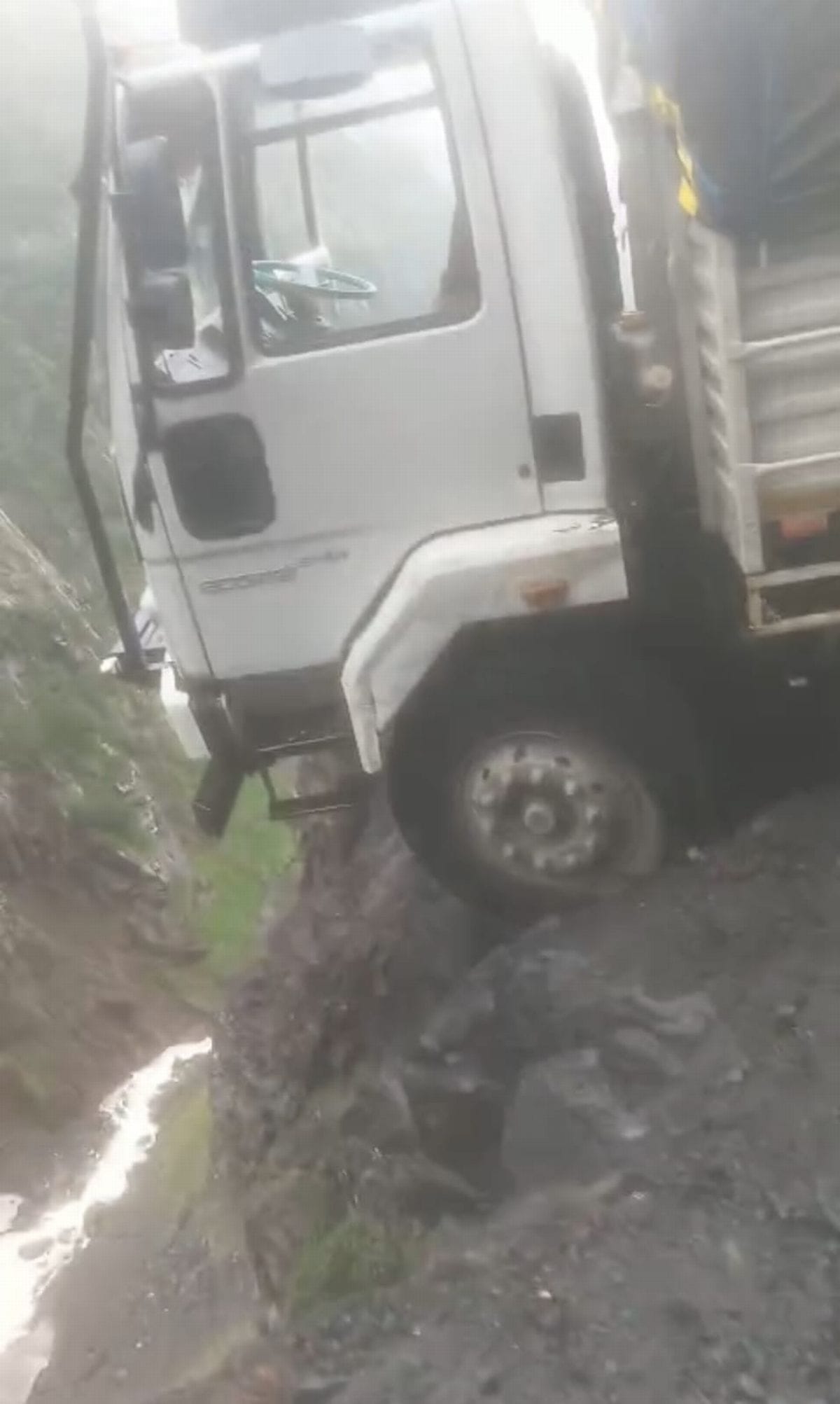 चंबा से पांगी राशन की सप्लाई लेकर जा रहा ट्रक हवा में लटका।