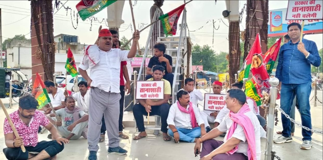 Congress and SP district presidents placed under house arrest; opposition calls it an attack on democracy.