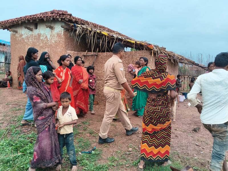चोपन थाना क्षेत्र के गुरमुरा में आकाशीय बिजली गिरने से मृतक के घर लगी भीड़। स्रोत जागरूक पाठक