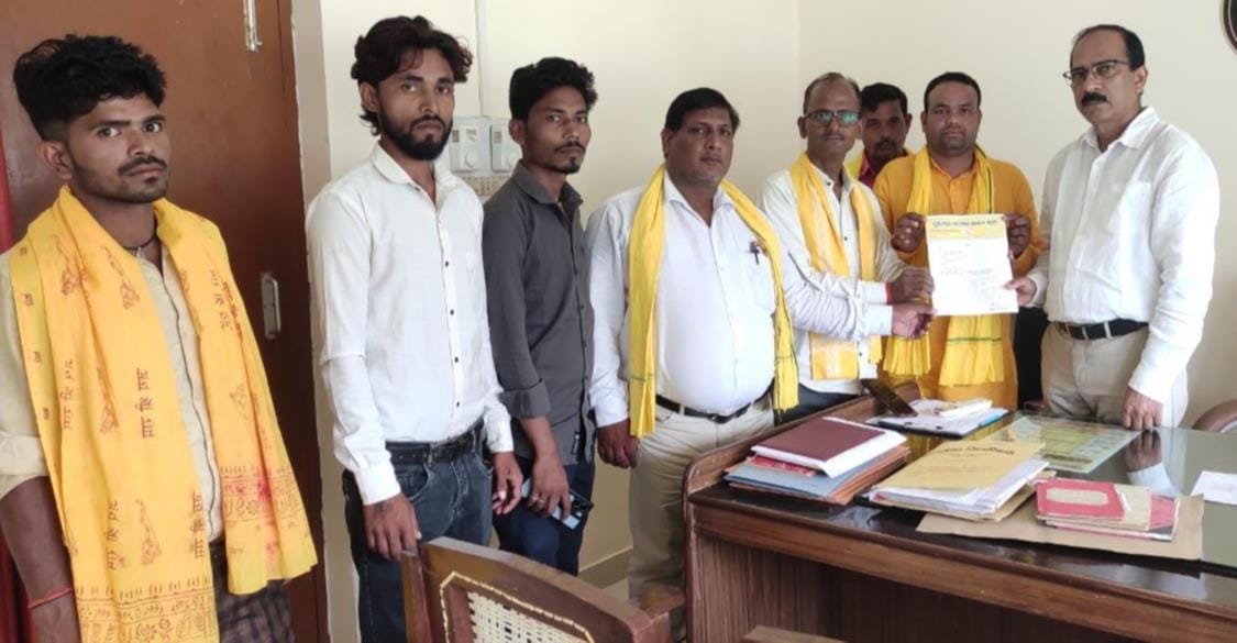 Subhaspa workers submitted a memorandum to the ADM.