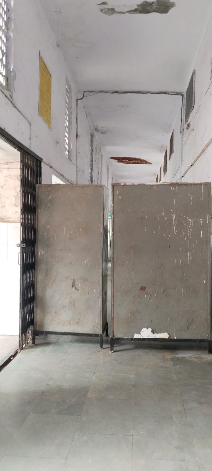 एमएमजी अस्पताल में सर्जिकल वार्ड के सामने गैलरी में छत का प्लास्टर गिरने के बाद अलमारी लगाकर बं