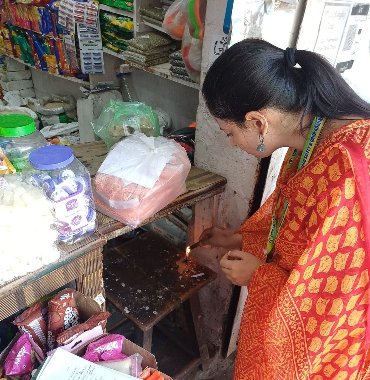 एनटीपीसी स्थित एक दुकान में छापामारी के दौरान नमूना सील करती जांच टीम। 