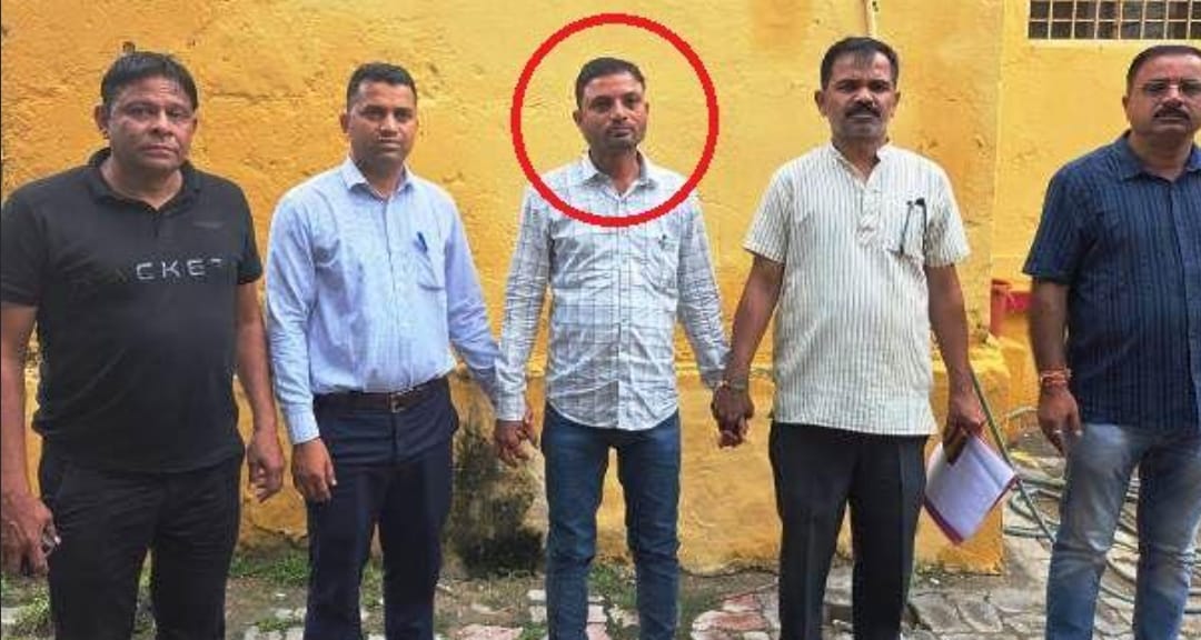 एसीबी की ओर से गिरफ्तार रिश्वत लेने वाला ग्राम विकास अधिकारी।