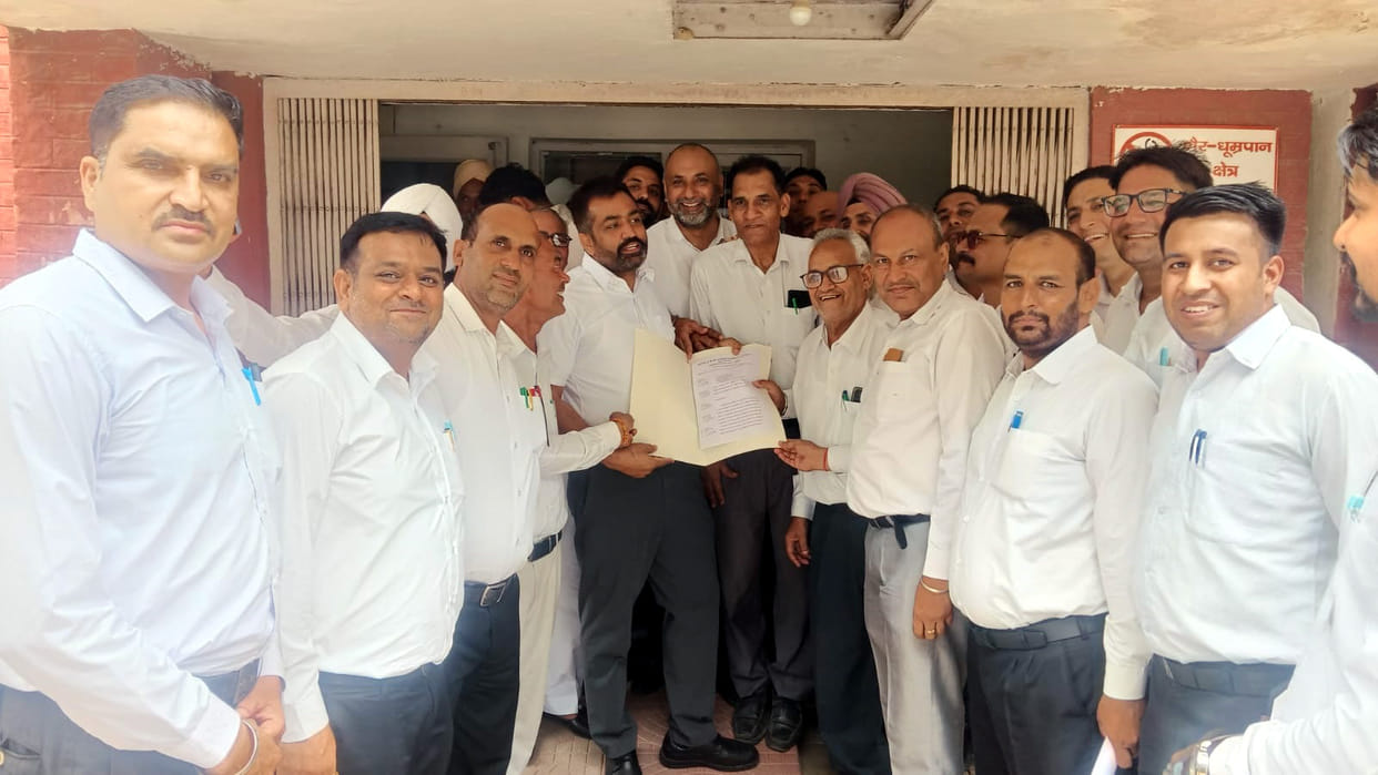 Members of the Guhla Bar Association submitted a memorandum addressed to the President to the SDM.