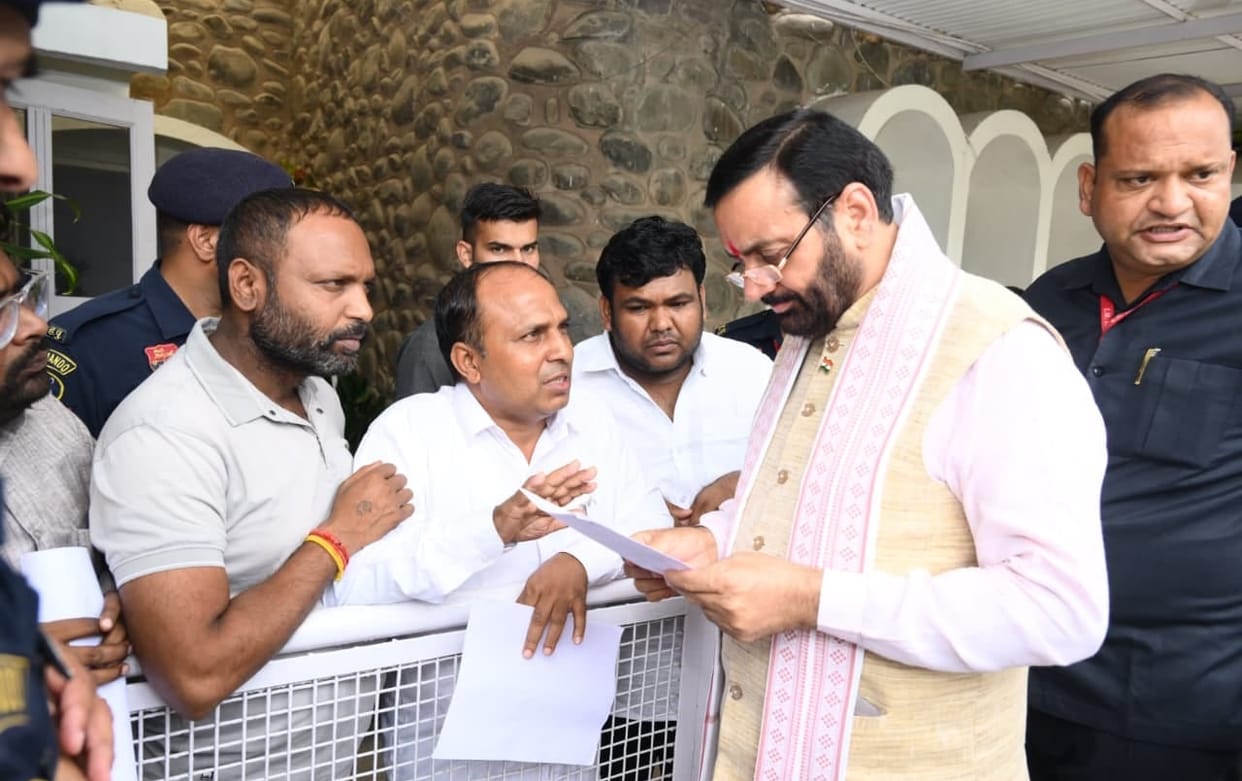 Residents of Nehru Colony raised their voices before the Chief Minister.