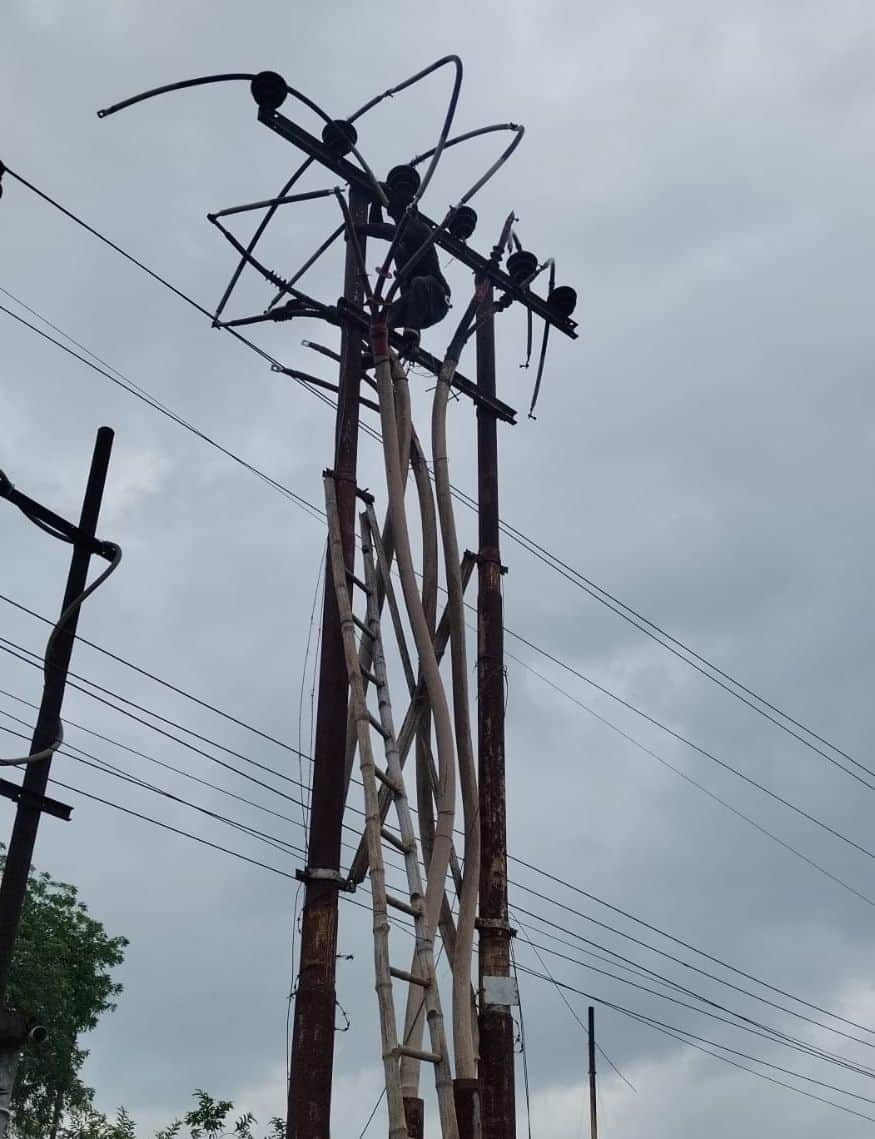 फोटो-14-33 केवी लाइन में आई खराबी को सही करता कर्मी। स्रोत: पाठक।