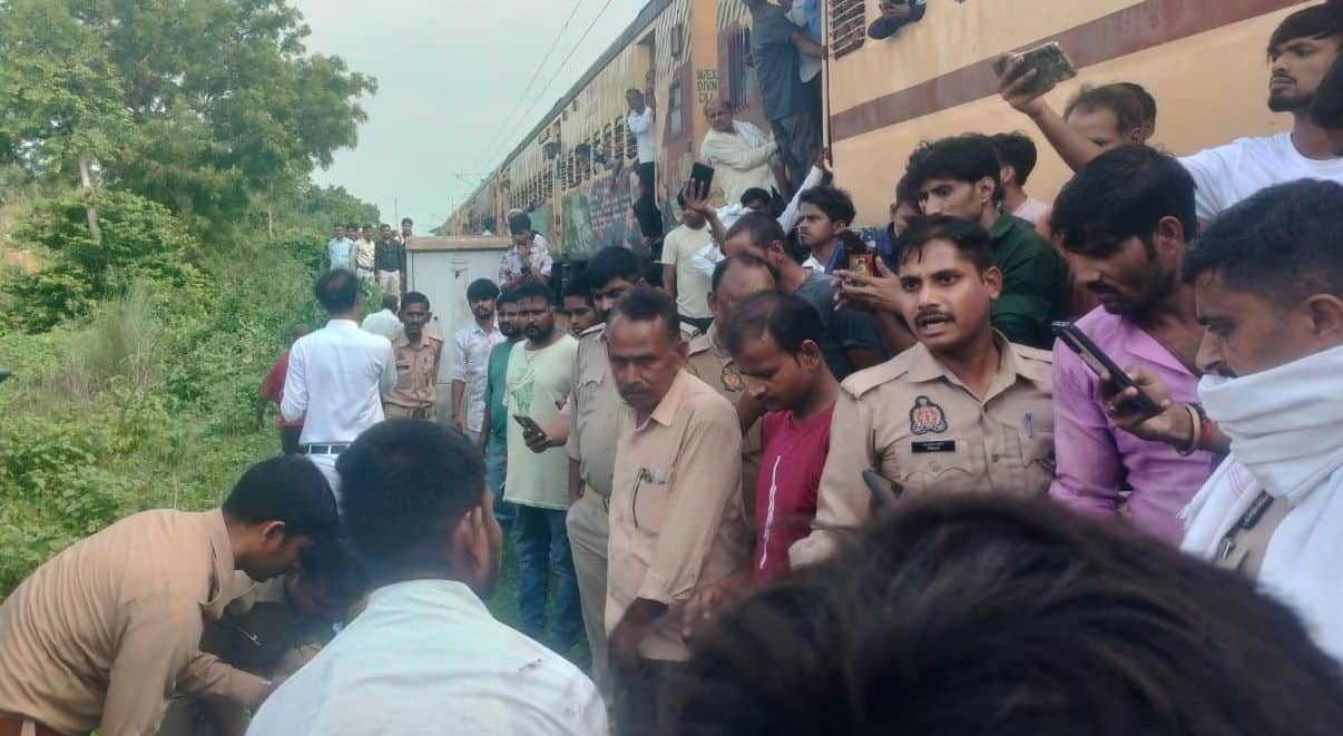 फोटो-18- घटना के बाद लगी भीड़, मौजूद पुलिस और खड़ी ट्रेन। संवाद