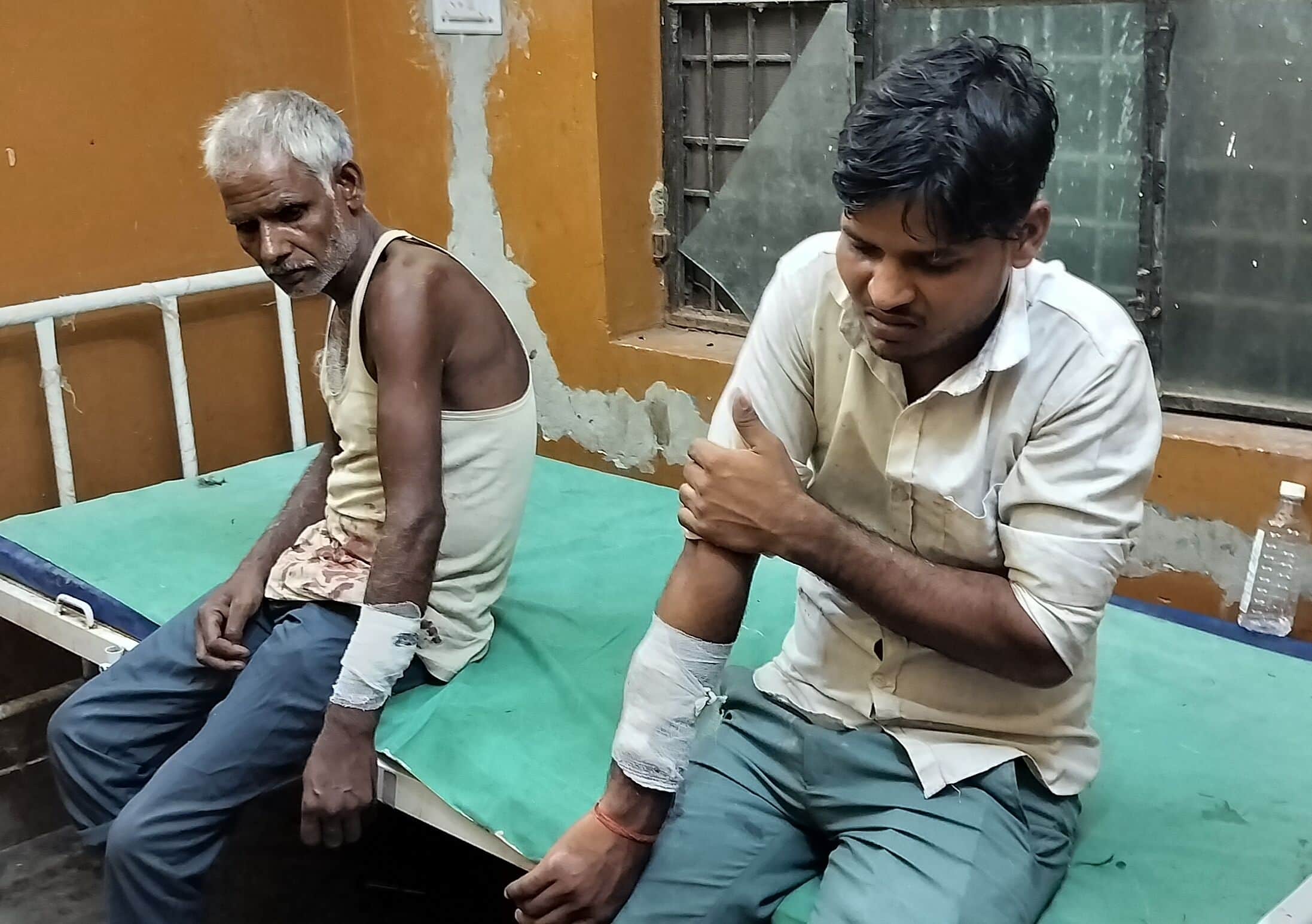 फोटो-2- मियागंज सीएचसी में भर्ती मारपीट में घायल। संवाद