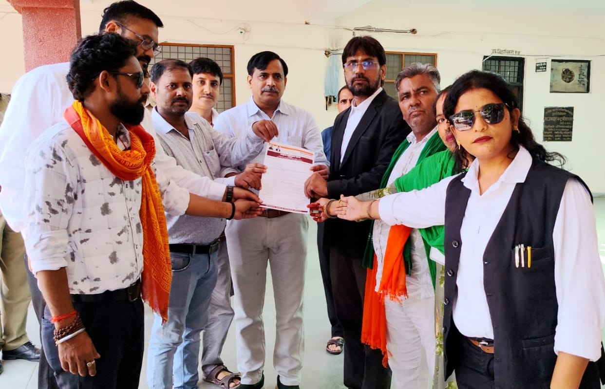 Adhikar Morcha submits memorandum protesting lathi-charge on students.