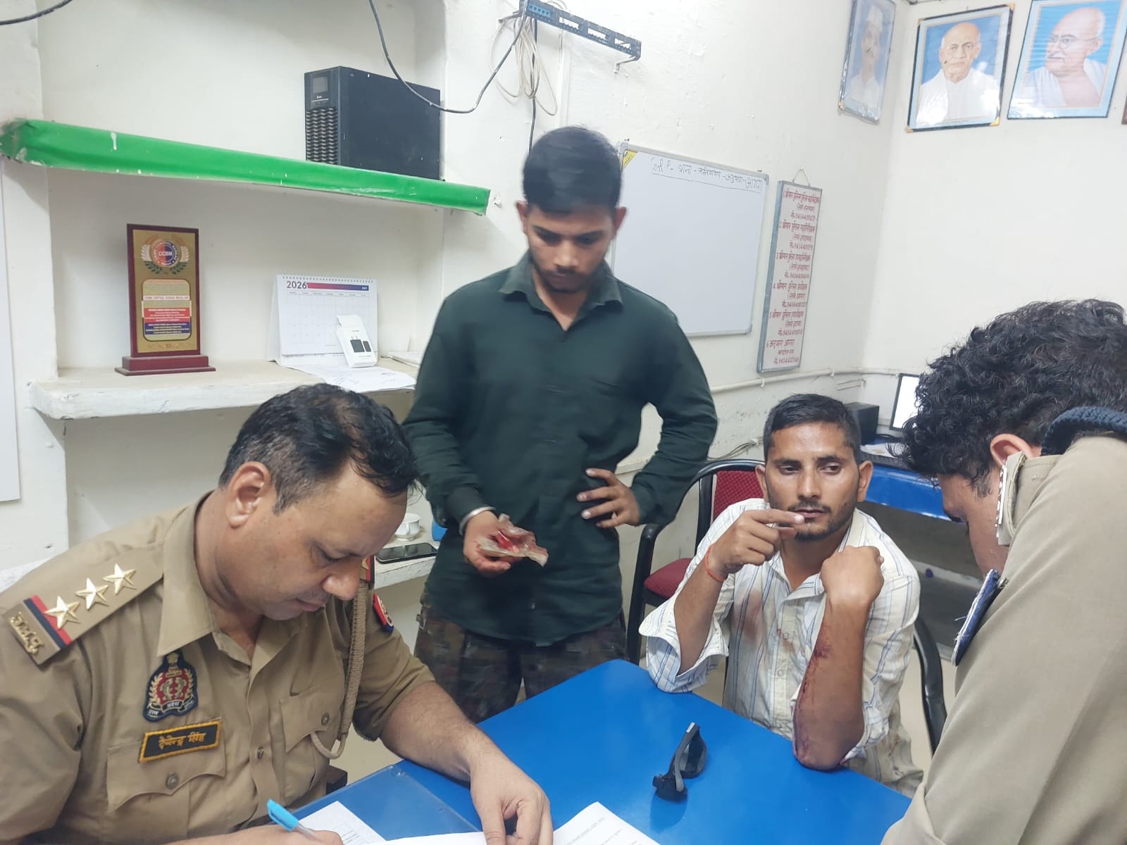 फोटो 27- जीआरपी थाने में घायल चाकू से सुनील व सौरभ से जानकारी लेती पुलिस। संवाद