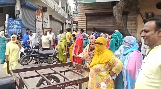 Outrage over power cuts and drinking water crisis; road blocked.