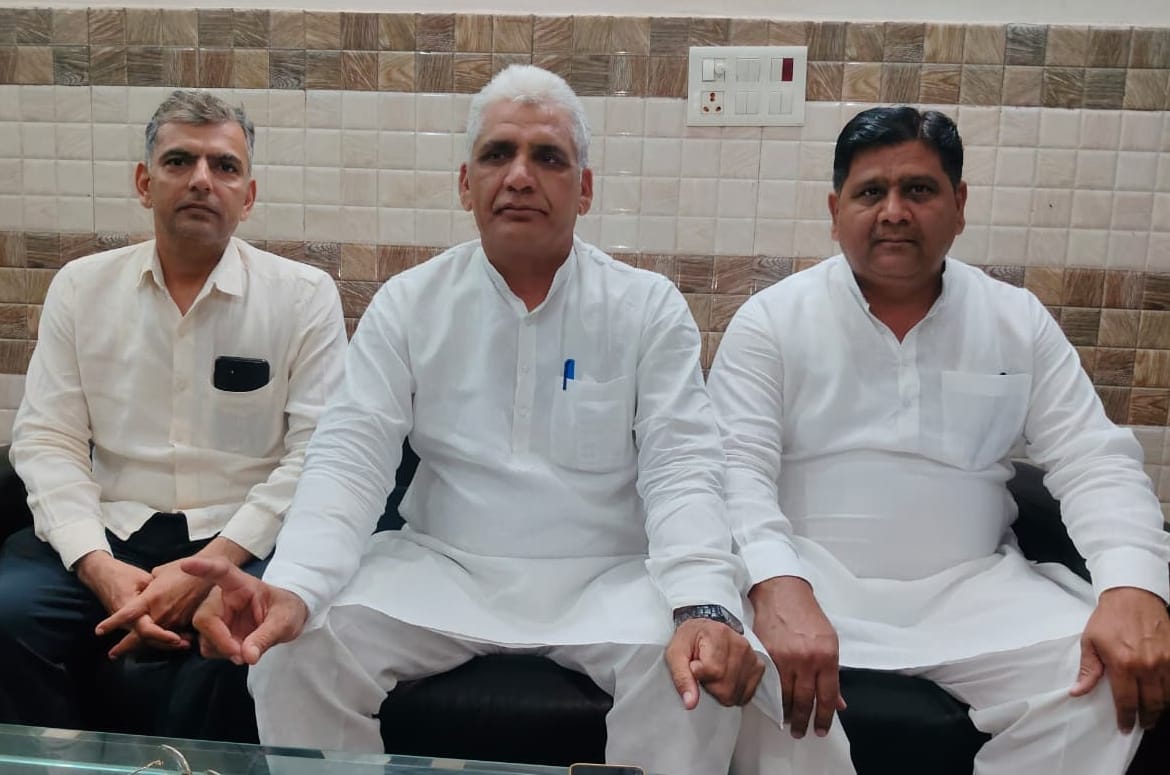 -फोटो 84 : पत्रकारों से बातचीत करते कांग्रेस नेता नरेश जून। संवाद