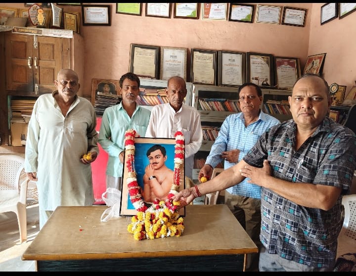 फोटो कैप्शन 72: गुभाना के लोकहित पुस्तकालय में शहीद चंद्रशेखर आजाद को श्रद्धांजलि अर्पित करते स