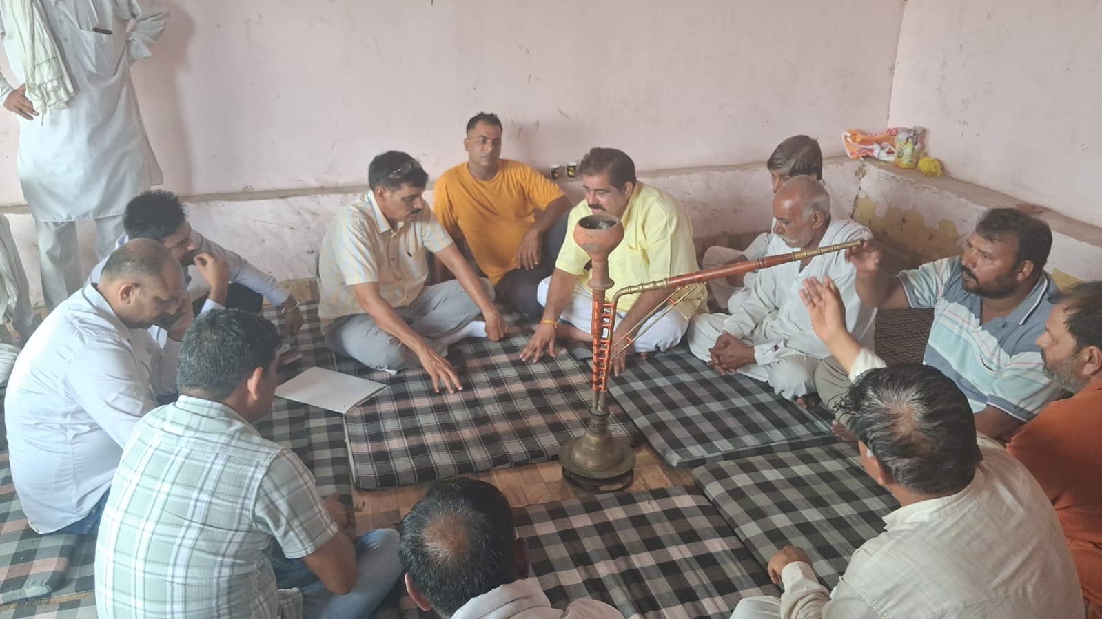फोटौ नंबर 71 गांव की समस्या के समाधान की मांग को लेकर भूख हड़ताल पर बैठे ग्रामीण।(संवाद)