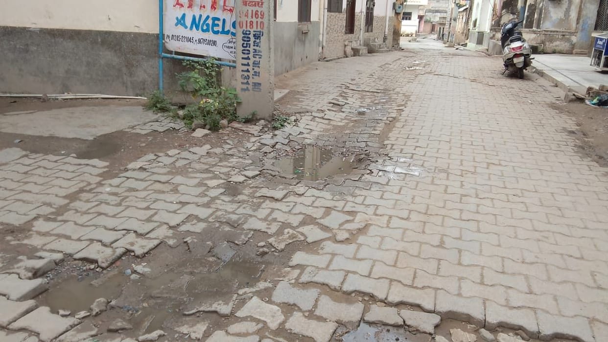 Road damaged during drinking water pipeline laying in Mohalla Sheraguwadi; residents inconvenienced.