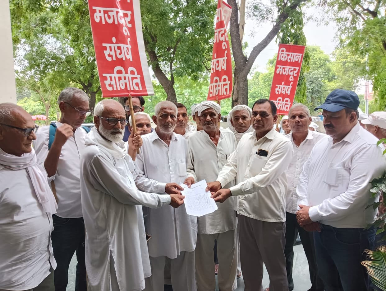 Farmers protest demanding clean drinking water; warn of agitation if the issue is not resolved.