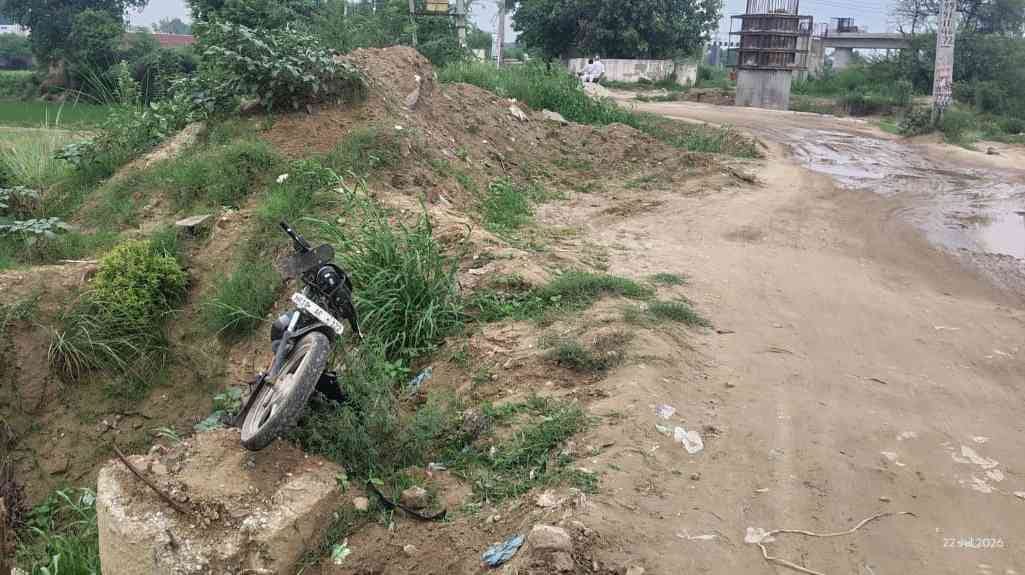 Overbridge under construction turns into a death trap; youth dies a tragic death after falling into a pit.