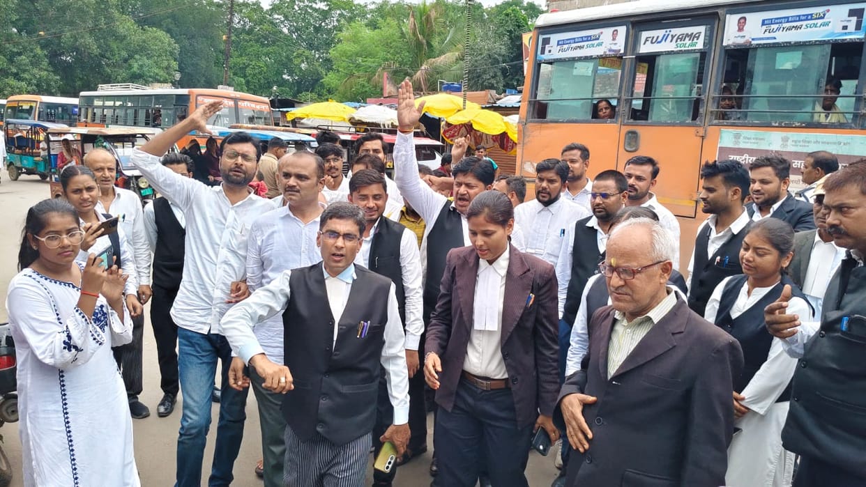 Advocates' Association protests lathi-charge on students.