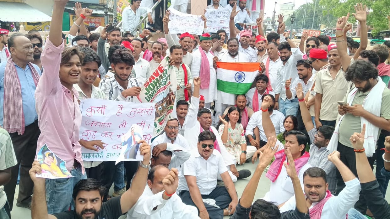 SP workers take to the streets to protest the lathi-charge on students; demand Education Minister's resignation.