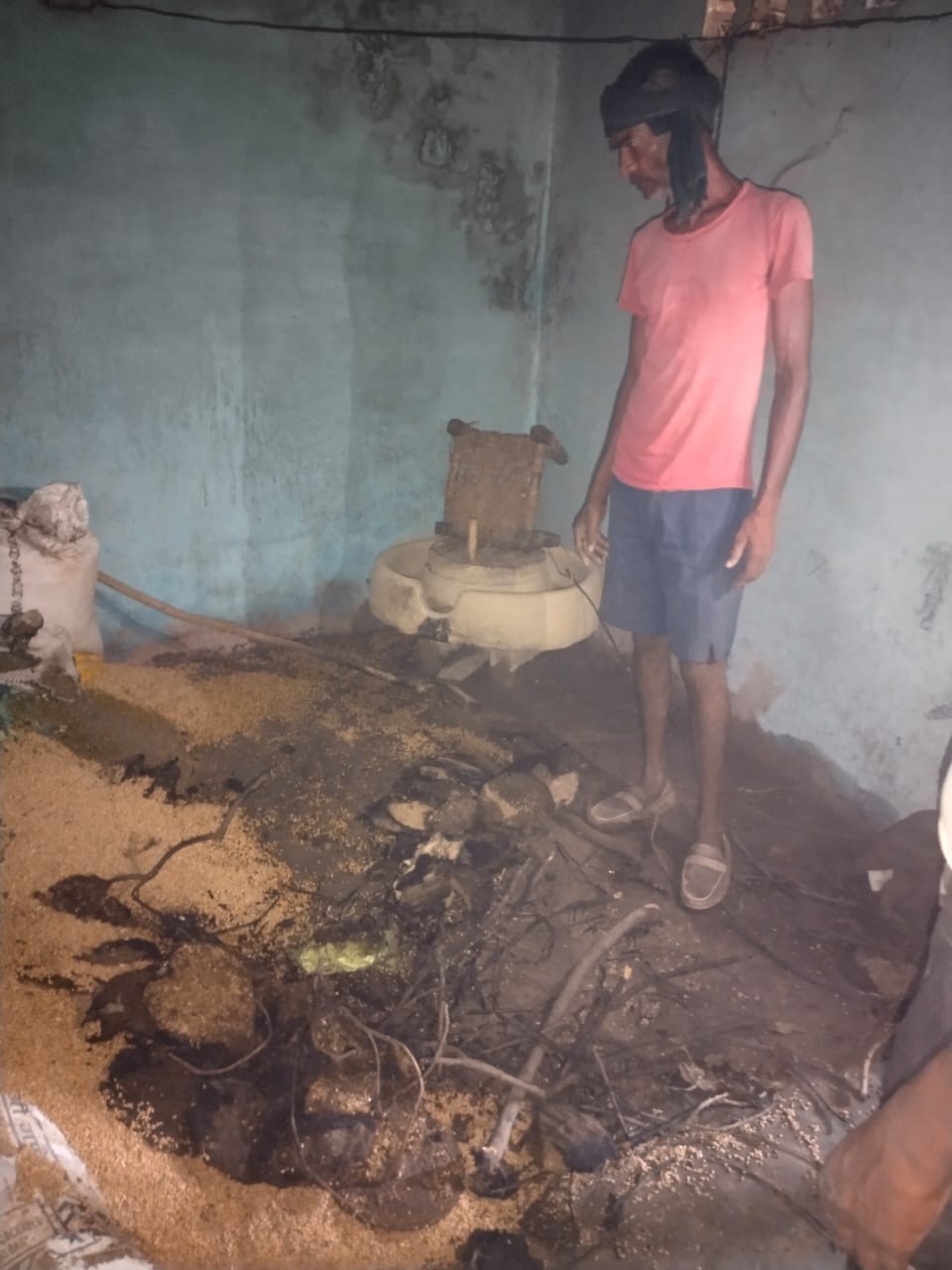 A gas cylinder leak caused a fire in the house, burning the contents to ashes.