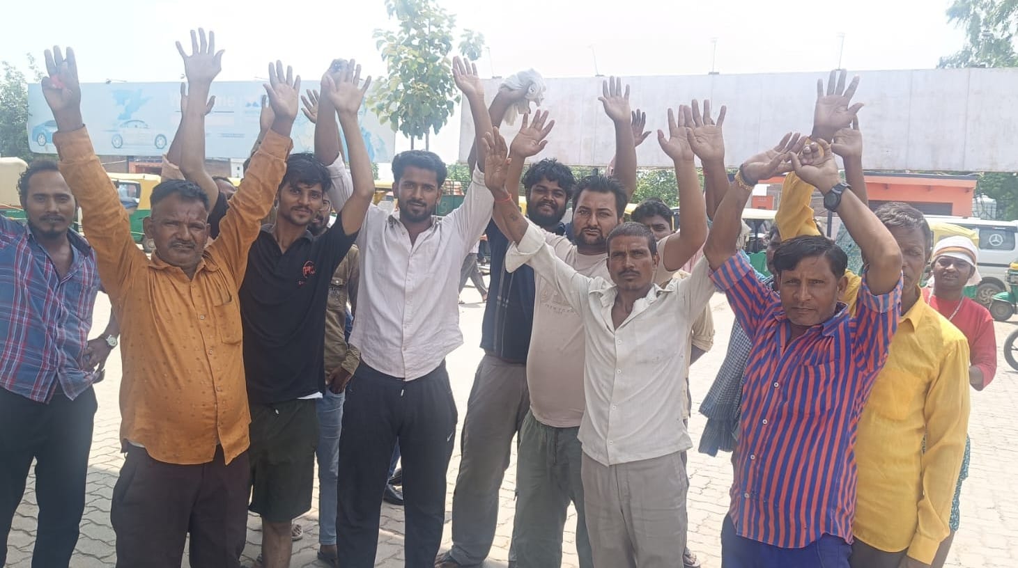 गोपीगंज में सीएनजी न मिलने पर प्रदर्शन करते वाहन चालक। स्रोत संगठन