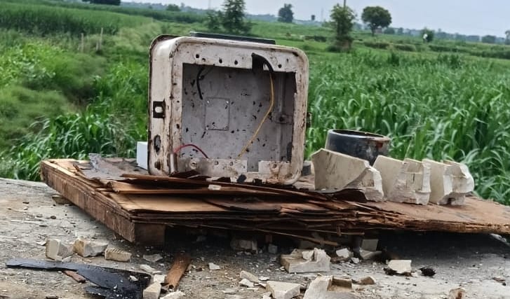 गांव काठीखेड़ा में नलकूप के अंदर चोरी होने के बाद जमीन पर पड़ा सामान। संवाद