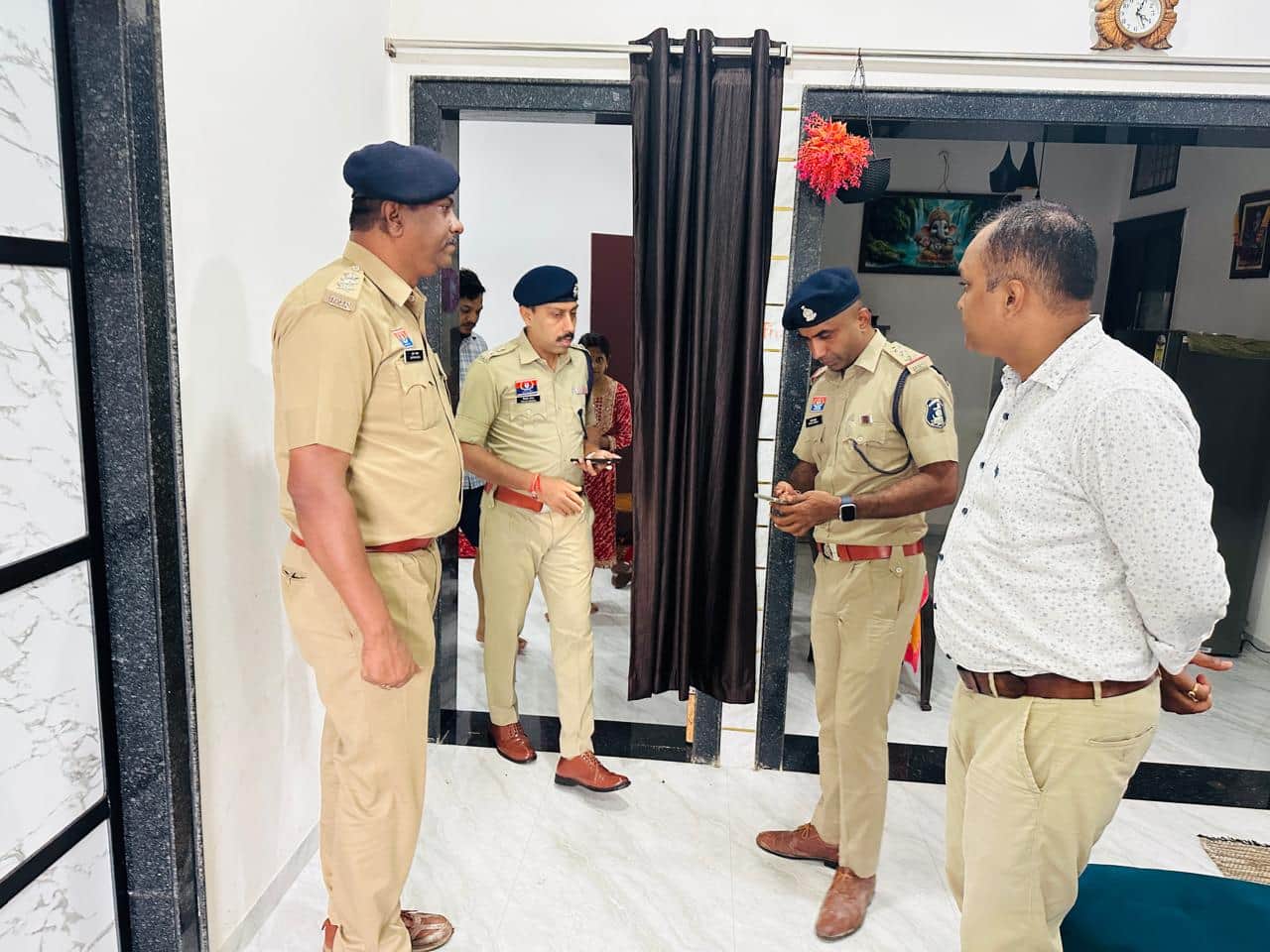 जांच करती पुलिस