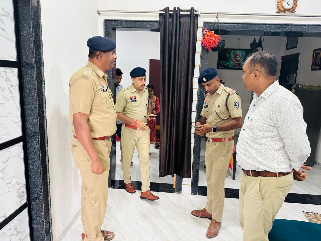 जांच करती पुलिस