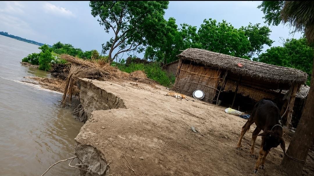 Saryu waters reach the doorstep; residents forced to abandon homes
