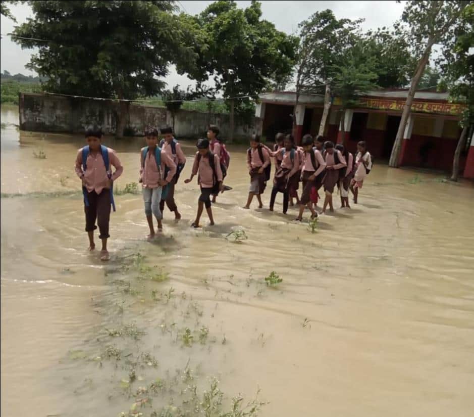 घोरावल ब्लाक के जूनियर हाईस्कूल बरसोत में भरा बारिश का पानी । स्रोत स्वयं