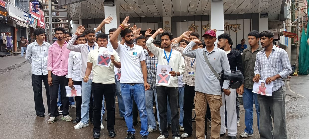 NSUI protests against the mistreatment of Rahul Gandhi