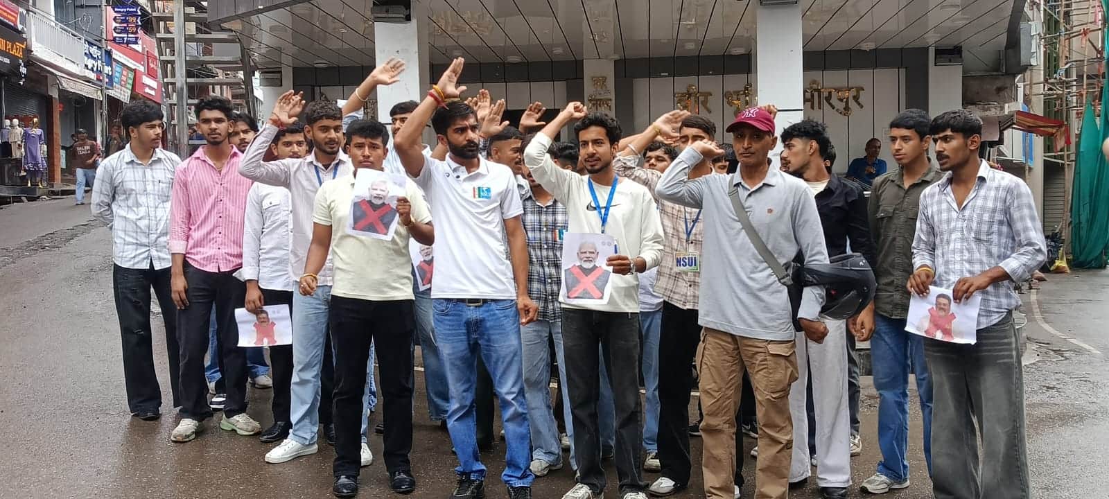 हमीरपुर में गांधी चौक पर विरोध प्रदर्शन करते हुए एनएसयूआई के पदाधिकारी व कार्यकर्ता । संवाद