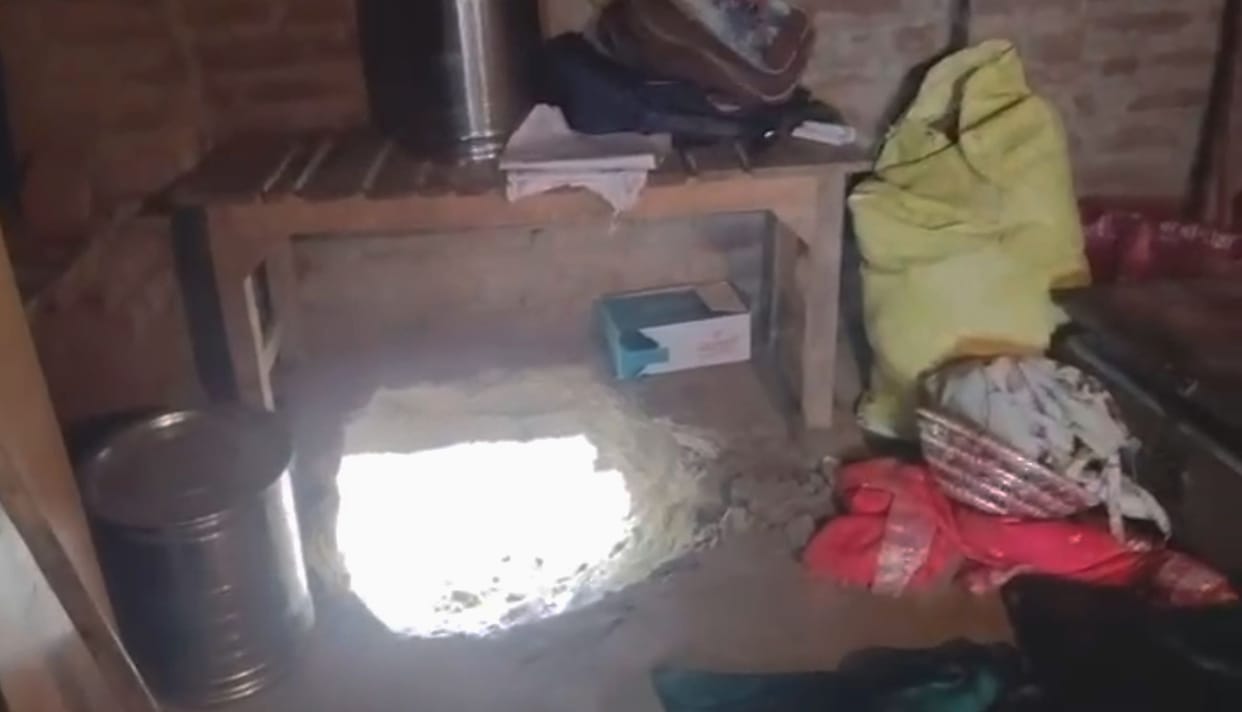 Burglars broke into the house and made off with goods worth seven lakh rupees