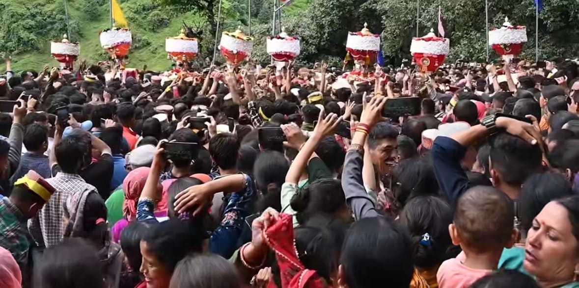 At Kahika, the gods had the *Chhidra* ritual performed by *Nadvedi* priests.