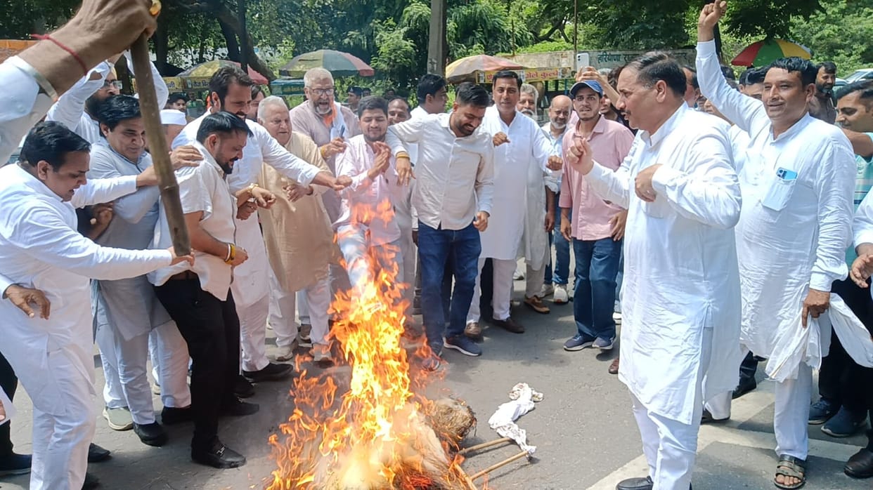 Congress burns effigy of the central government in protest against the lathi-charge at Jantar Mantar.