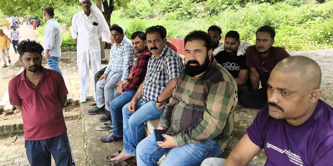 जिला अस्पताल के पोस्टमार्टम हाऊस पर बहुअरा में सडक हादसे में मृतक के शोकाकुल परिजन। संवाद