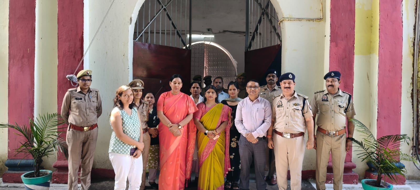 जिला कारागार के निरीक्षण के दौरान राज्य महिला आयोग की सदस्या। स्रोत विभाग