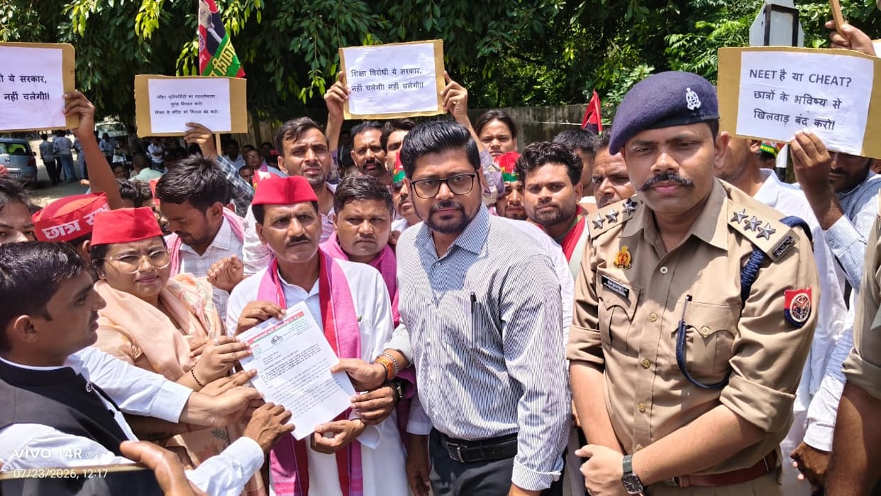 SP workers were prevented from reaching the tehsil, and a scuffle ensued.
