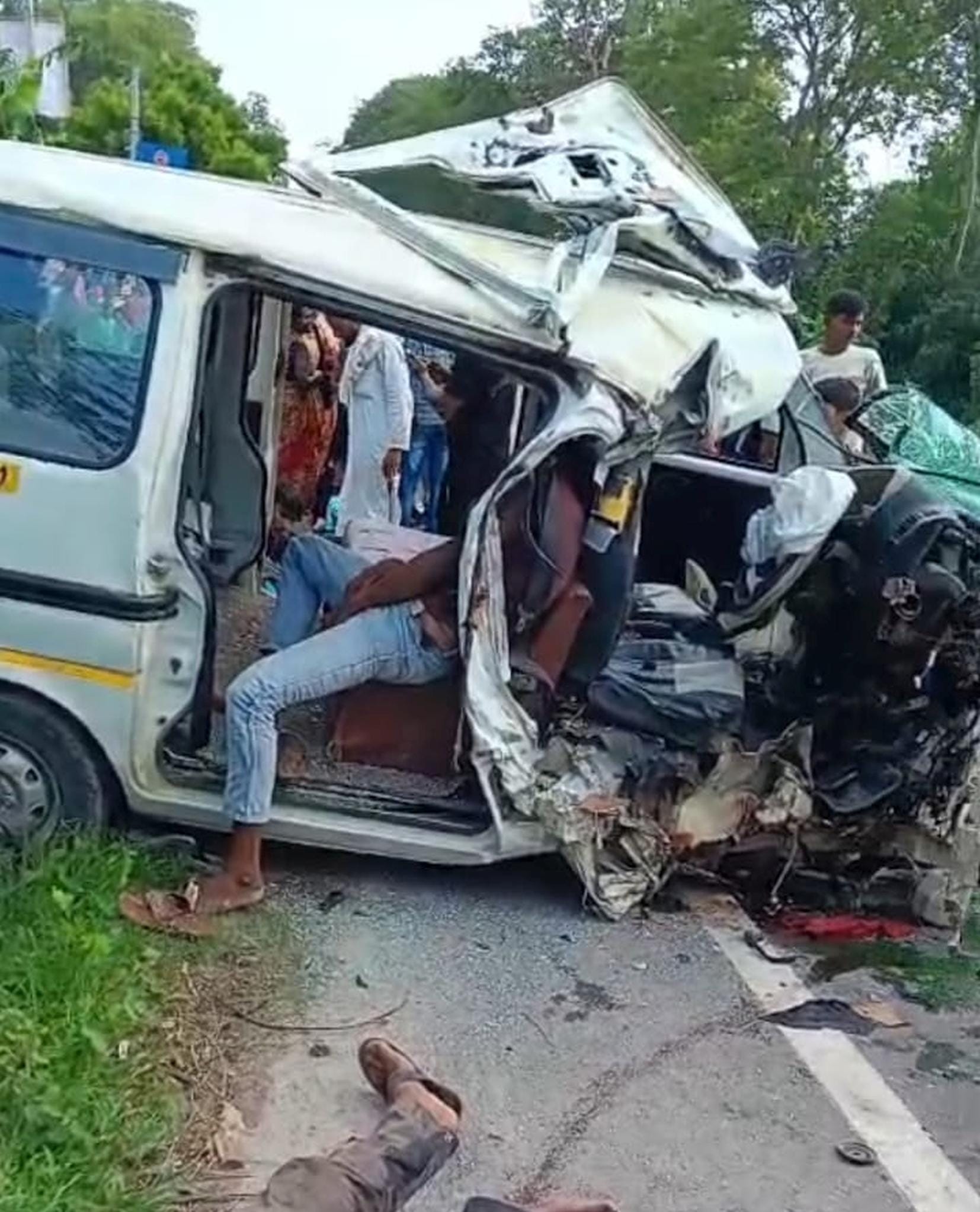 जरवलरोड में चुरईपुरवा मुस्तफाबाद के पास सड़क हादसे में क्षतिग्रस्त जीप।