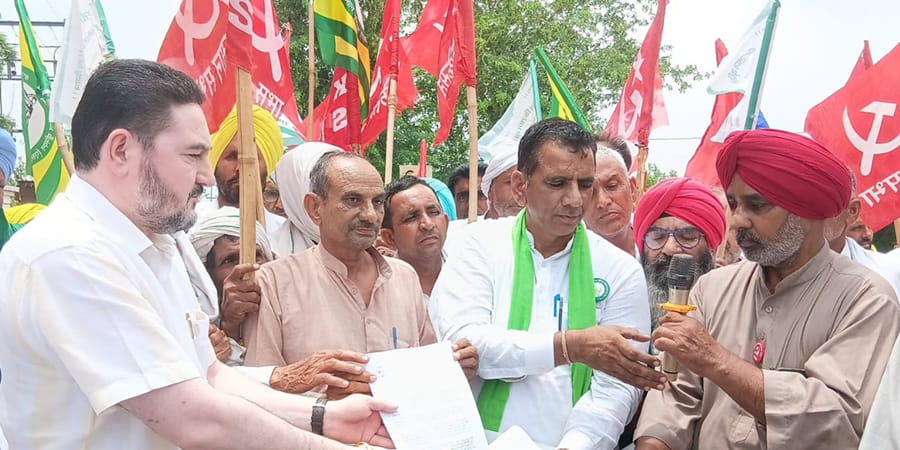 Protest at Barala's residence against trade deal