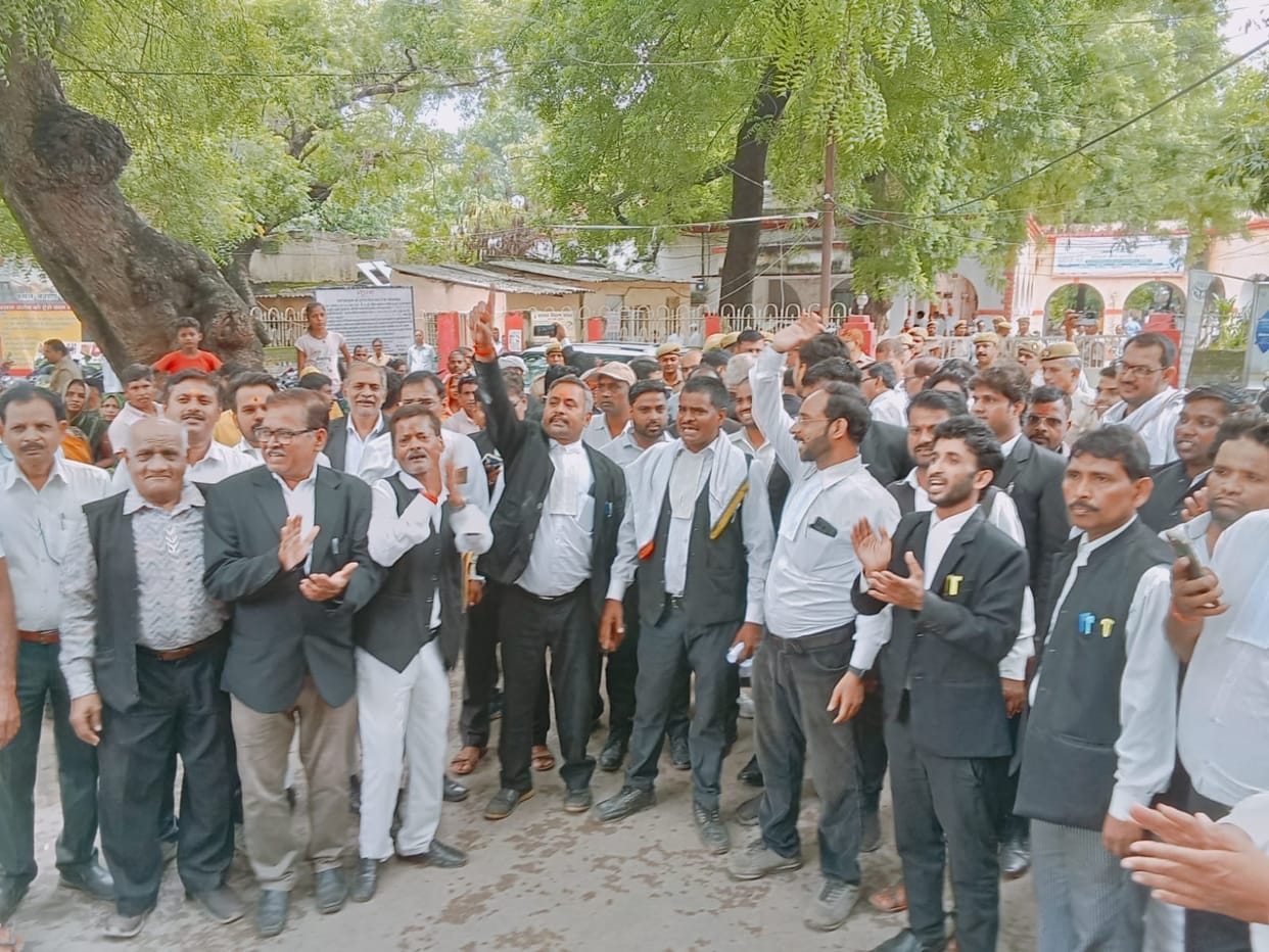 Lawyers protest against the lathi-charge on students and the court's verdict.