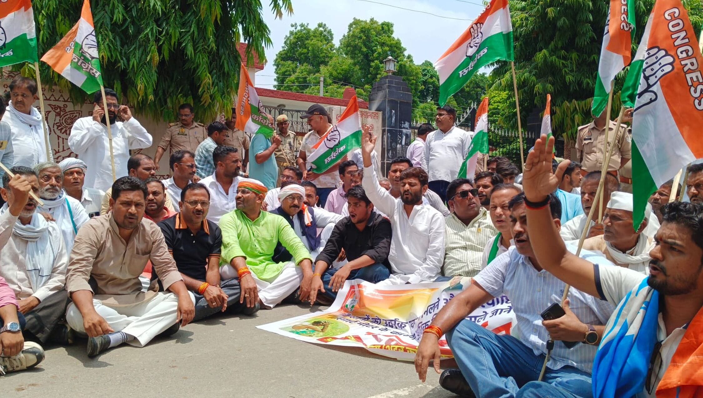 कलेक्ट्रेट में धरने पर बैठकर नारेबाजी करते कांग्रेसी कार्यकर्ता।-स्रोत पार्टी