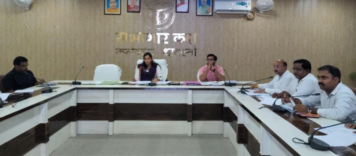 कलेक्ट्रेट सभागार में आयोजित बैठक में मौजद डीएम व व्यापारी।