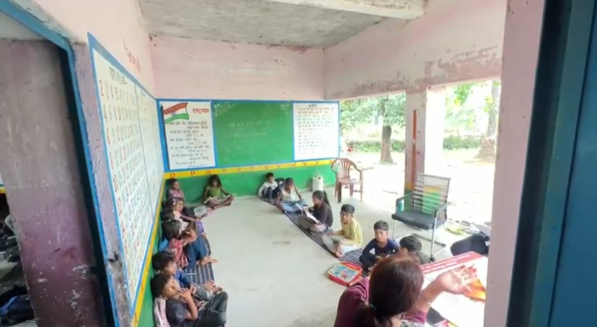 Electricity has not reached 110 government schools in Tikamgarh district; students study outside