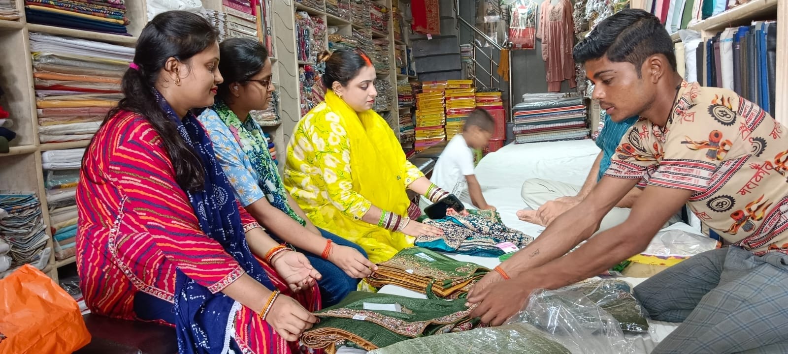 कपड़े खरीदते लोग।