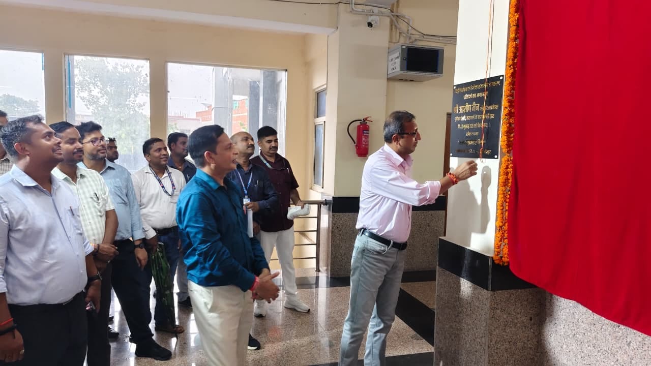 क्षेत्रीय रेल प्रशिक्षण संस्थान में नव विकसित मनोरंजन कक्ष का उद्घाटन करते वाराणसी मंडल रेल प्र