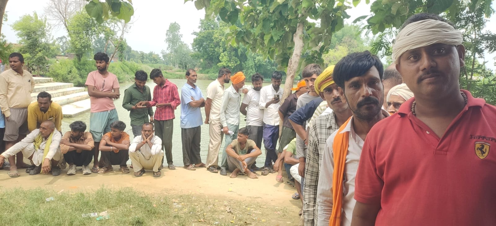 कतार में लगे किसान।