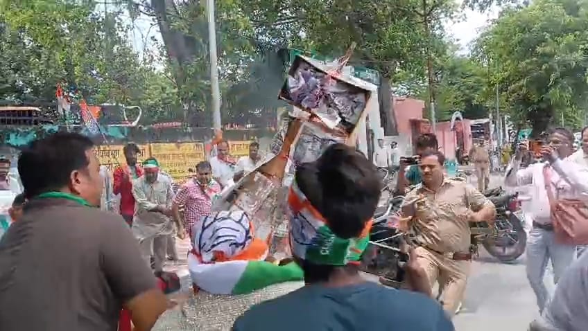 Shopkeeper breaks glass in front of anti-encroachment team; injured