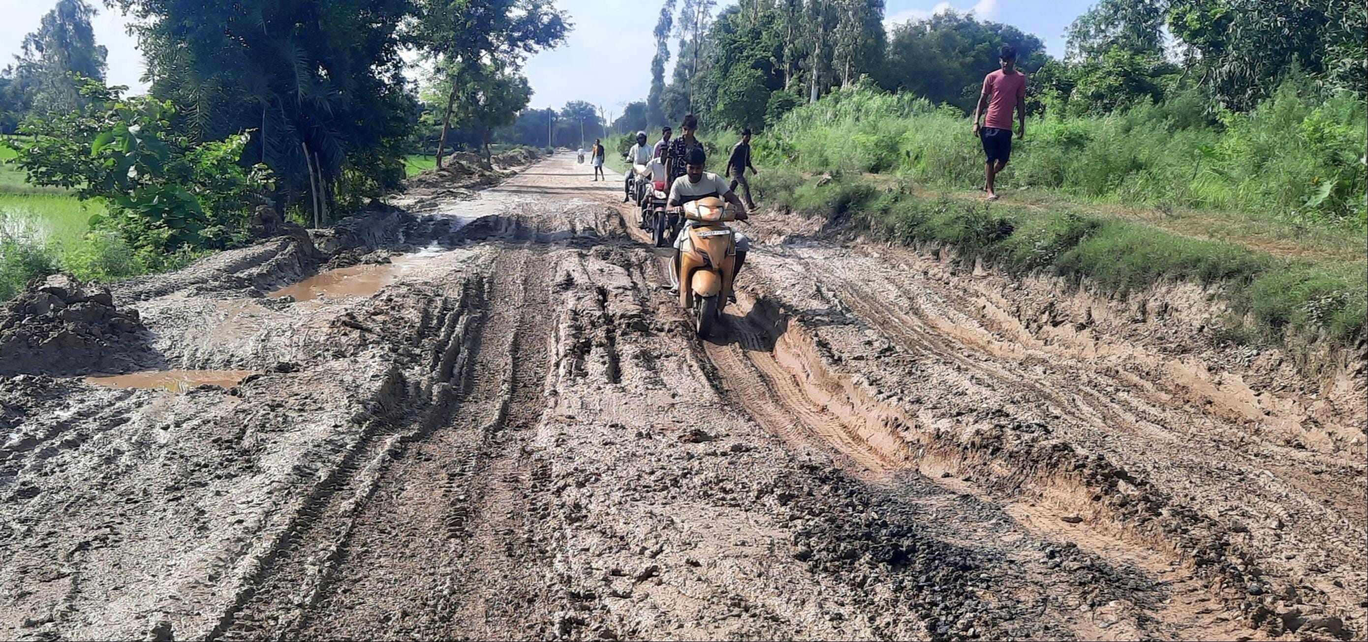 खैराबाद बाईपास पर कीचड़ के बीच से निकलते राहगीर। संवाद
