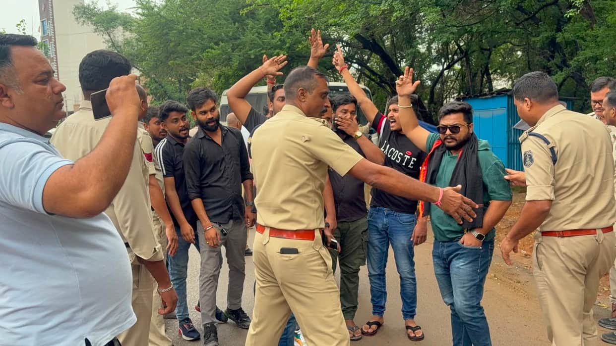 Youth Congress NSUI showed black flags to Deputy CM Arun Saw in Korba